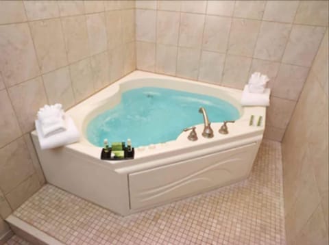 Suite, 1 King Bed, Non Smoking | Jetted tub