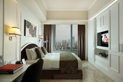 Premium bedding, in-room safe, desk, blackout drapes