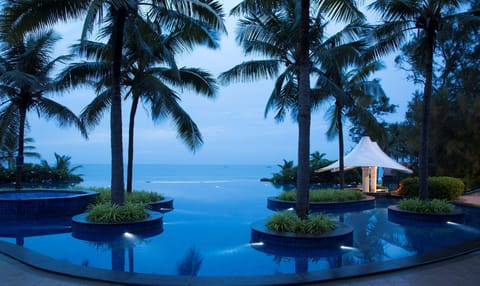 Outdoor pool, pool umbrellas, sun loungers