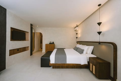 Deluxe Plus King Room | Minibar, in-room safe, desk, iron/ironing board