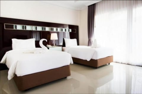 Standard Twin Room | Desk, blackout drapes, free cribs/infant beds, rollaway beds