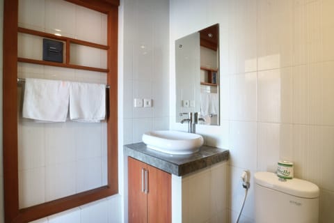 Standard Double or Twin Room | Bathroom | Shower, rainfall showerhead, free toiletries, towels