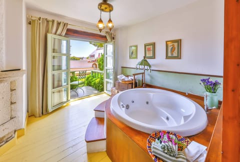 Garden Deluxe Suite with Terrace, Fireplace and Jetted Tub | Egyptian cotton sheets, premium bedding, minibar, in-room safe