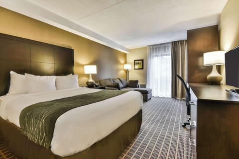 Desk, blackout drapes, iron/ironing board, free WiFi