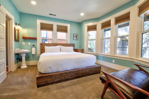 Deluxe King Non-Pet Friendly | Minibar, individually decorated, individually furnished