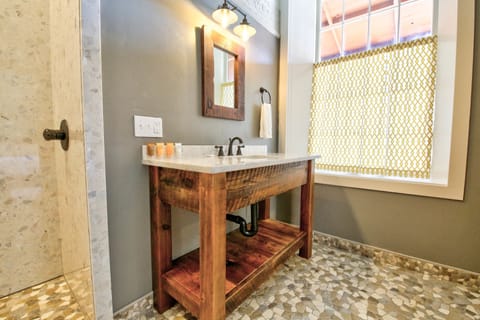 Adobe Suite Non-Pet Friendly | Bathroom | Towels, soap, shampoo, toilet paper