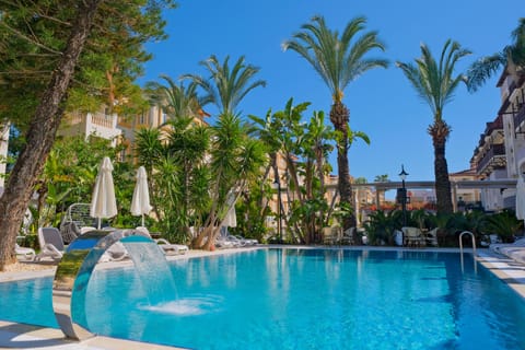 Seasonal outdoor pool, pool umbrellas, sun loungers
