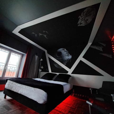 Signature Room | Soundproofing, iron/ironing board, free WiFi, bed sheets