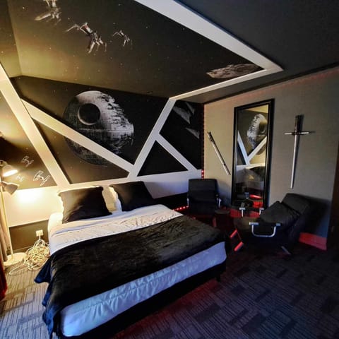 Signature Room | Soundproofing, iron/ironing board, free WiFi, bed sheets