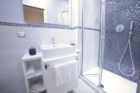 Deluxe Double Room | Bathroom | Shower, rainfall showerhead, free toiletries, hair dryer