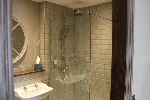 Standard Double Room, Ensuite | Bathroom | Towels