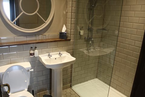 Standard Double Room, Ensuite | Bathroom | Towels