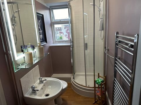 Standard Twin Room, Private Bathroom (Separate Private Bathroom) | Bathroom