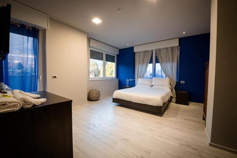 In-room safe, desk, free WiFi