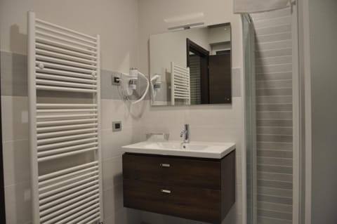 Shower, free toiletries, hair dryer, bidet