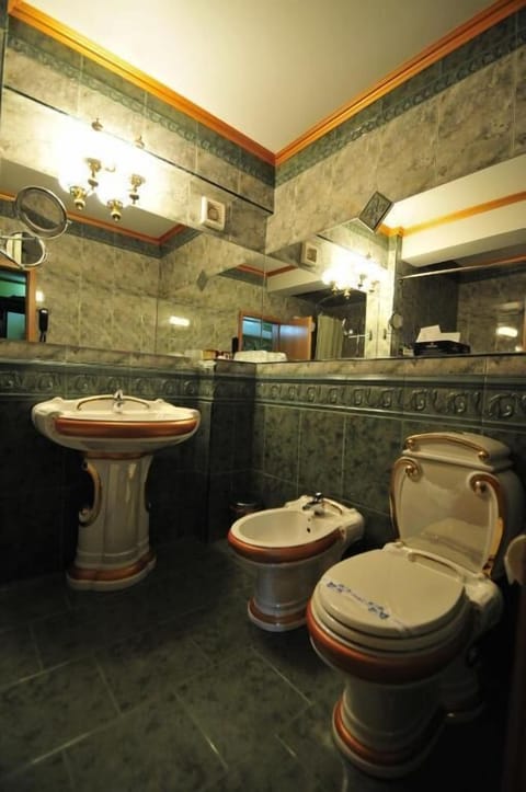 Imperial suite | Bathroom | Combined shower/tub, jetted tub, hair dryer, slippers