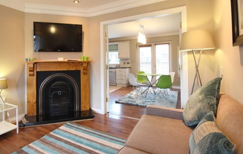 Room, Private Bathroom (3 Storey House - 3 Rooms) | Lounge