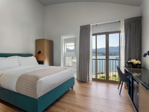 Deluxe Room, 1 Queen Bed | In-room safe, desk, free WiFi, bed sheets