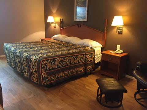 Desk, rollaway beds, free WiFi