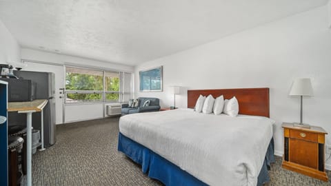 Standard Room, 1 King Bed (Upper Floor) | Free WiFi, bed sheets