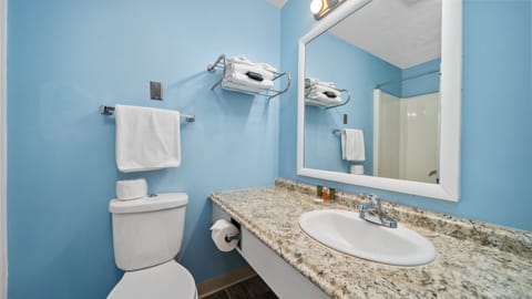 Combined shower/tub, hair dryer, towels