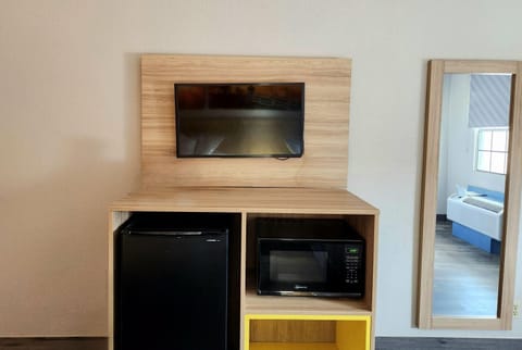 Premium bedding, in-room safe, desk, laptop workspace