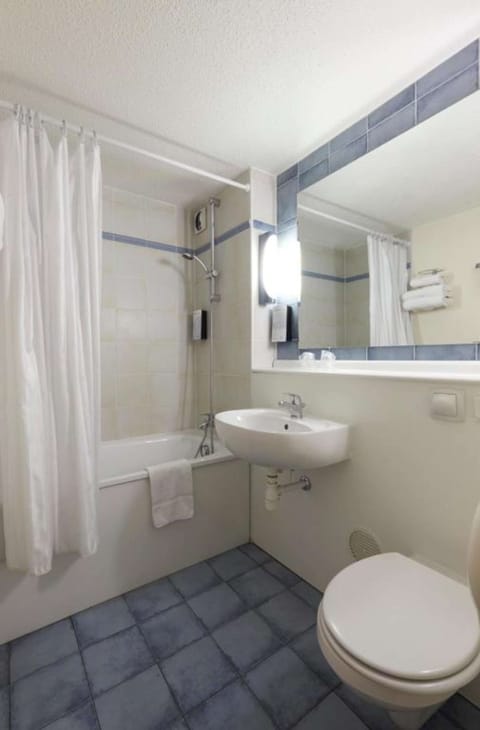 Combined shower/tub, eco-friendly toiletries, hair dryer, towels