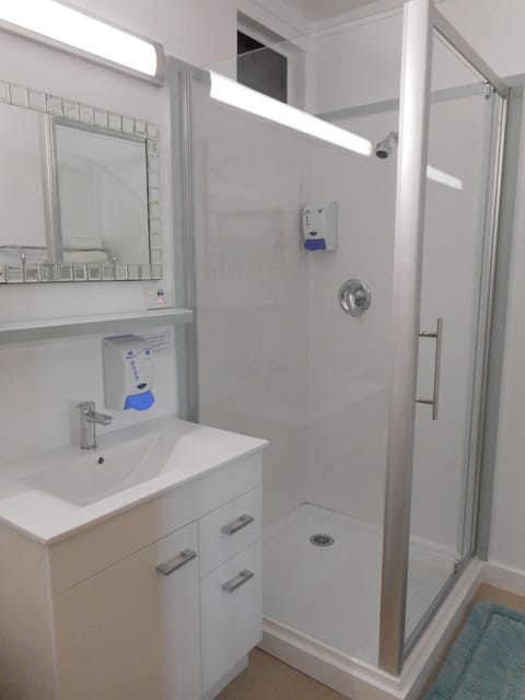 Queen Room, Sea View  | Bathroom | Shower, free toiletries, hair dryer, towels