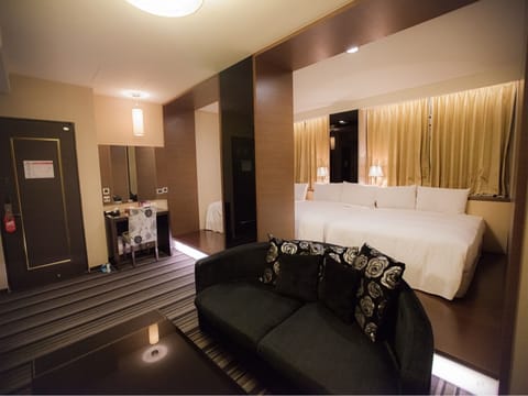 Deluxe Family Room | Desk, soundproofing, free WiFi