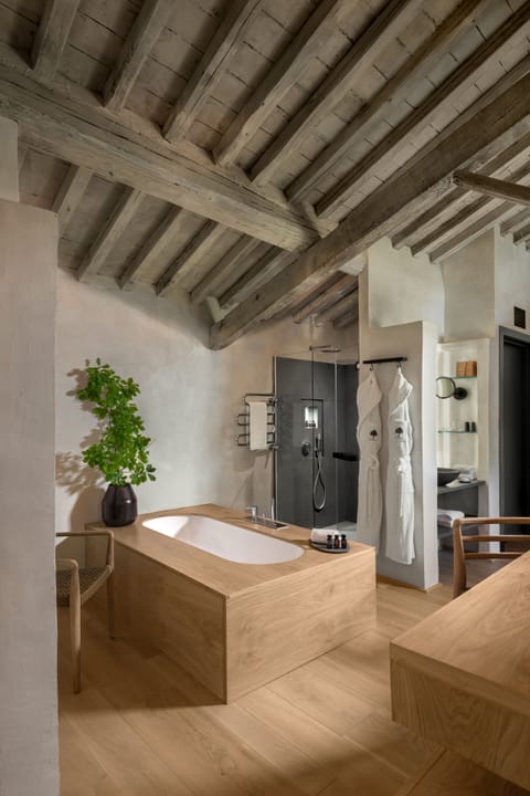 Junior Suite, 1 King Bed | Bathroom | Rainfall showerhead, hair dryer, bathrobes, slippers