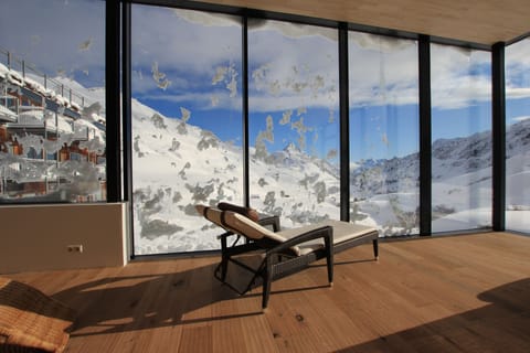 1 treatment room, massages