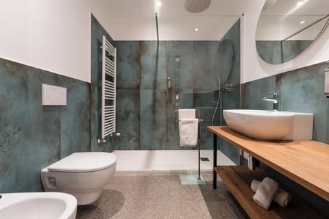 Family Suite | Bathroom | Shower, eco-friendly toiletries, hair dryer, bidet