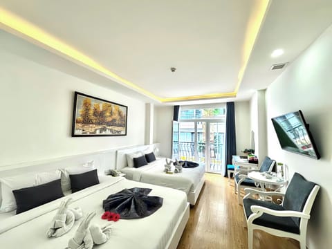 Family Studio Suite, 2 Queen Beds | Hypo-allergenic bedding, minibar, in-room safe, individually decorated