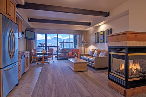 Luxury Studio, 1 King Bed with Sofa bed, Hot Tub | Premium bedding, in-room safe, laptop workspace, blackout drapes