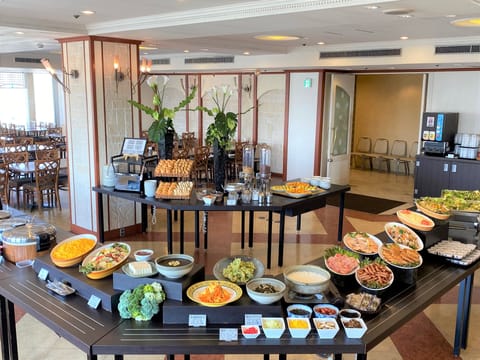 Daily buffet breakfast for a fee
