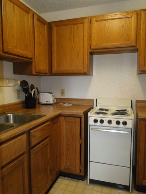 Family Suite, Multiple Beds, Kitchenette | Private kitchen | Fridge, microwave