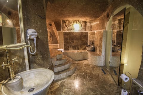 Family Room | Desk, iron/ironing board, free WiFi, bed sheets