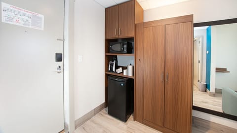 Standard Room, 1 King Bed | Pillowtop beds, in-room safe, desk, iron/ironing board