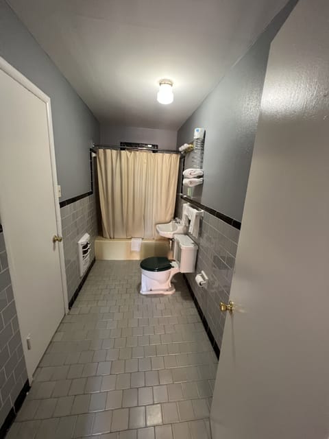 Economy Room, 3 Bedrooms | Bathroom | Combined shower/tub, free toiletries, towels