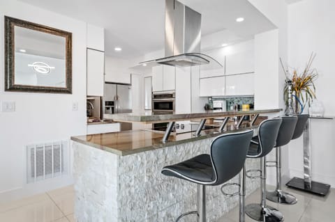 Luxury Penthouse, 3 Bedrooms, Balcony, Ocean View | Private kitchen | Full-size fridge, microwave, oven, dishwasher