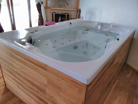 Premium Suite | Deep soaking bathtub