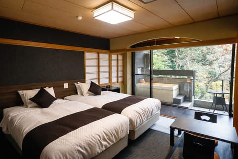 In-room safe, WiFi (free), bed sheets
