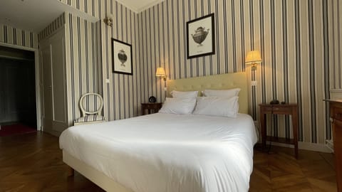 Room (Elegance) | Premium bedding, individually decorated, individually furnished, desk