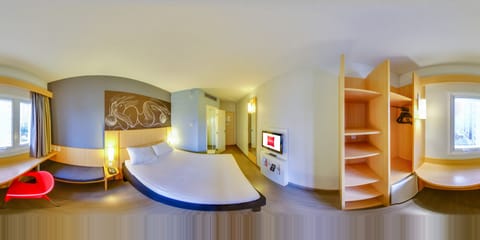 Standard Room, 1 Queen Bed | 1 bedroom, minibar, blackout drapes, soundproofing