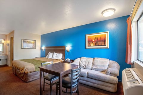 Desk, blackout drapes, free WiFi, bed sheets