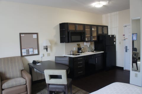Coffee/tea maker, full-size fridge, microwave, stovetop
