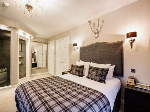 Superior Suite, 1 Double Bed | 1 bedroom, desk, iron/ironing board, free WiFi