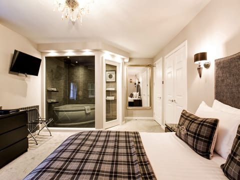 Superior Suite, 1 Double Bed | 1 bedroom, desk, iron/ironing board, free WiFi