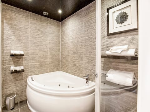 Superior Suite, 1 Double Bed | Bathroom | Free toiletries, hair dryer, towels