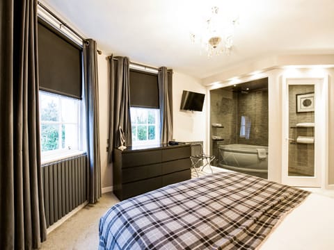 Superior Suite, 1 Double Bed | 1 bedroom, desk, iron/ironing board, free WiFi